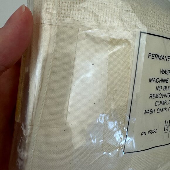 Vtg Bardwil Linens Pack of 4 Cloth Dinner Napkins 17inchx17 inch Off White Cream - Picture 5 of 12